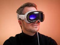 Stefan trägt die Vision-Pro-Brille von Apple