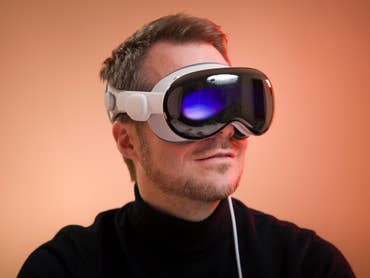 Stefan trägt die Vision-Pro-Brille von Apple