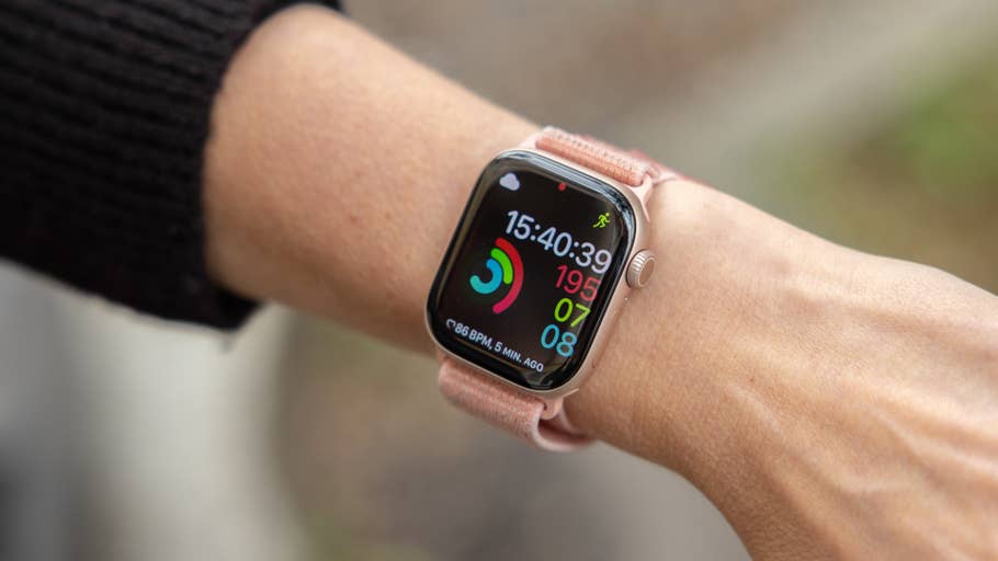 Nahaufnahme einer Apple Watch, die Uhrzeit und Fitnessdaten am Handgelenk anzeigt.