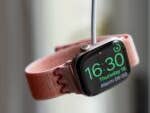 Eine pinkfarbene Apple Watch zeigt die Uhrzeit 16:30 auf ihrem Bildschirm.