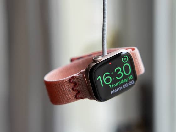 Hört mit diesen 4 Dingen auf, wenn Eure Smartwatch schneller laden soll