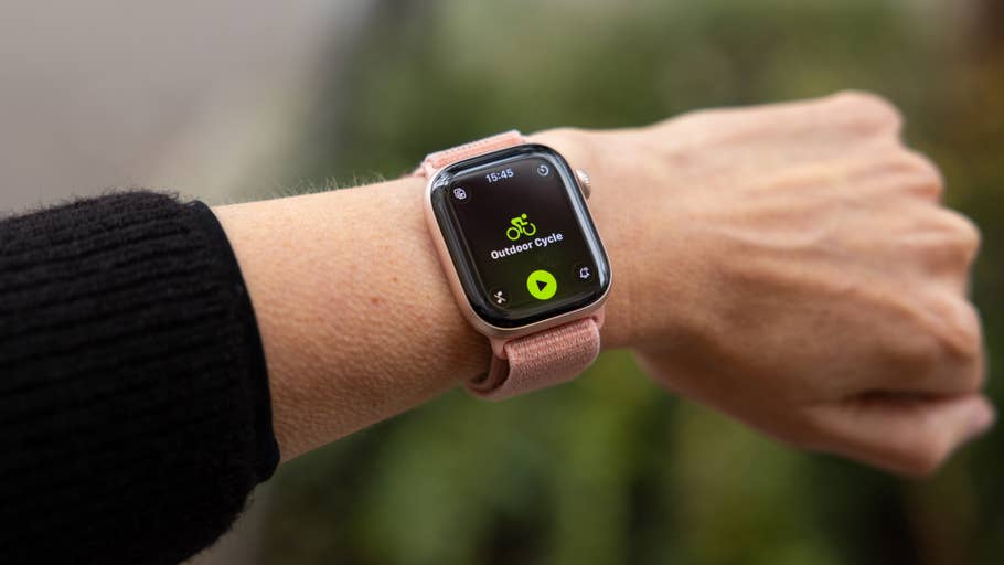Eine Nahaufnahme einer Apple Watch, die 'Outdoor Cycle' mit einem Wiedergabeknopf anzeigt.