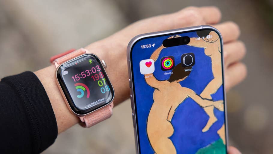 Eine Apple Watch zeigt Uhrzeit und Fitnessdaten neben einem iPhone mit Gesundheits- und Fitness-Apps.