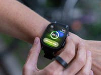 Eine Nahaufnahme einer Apple Watch, die einen Batteriestand von 86 % und eine Benachrichtigung über den Energiesparmodus anzeigt.