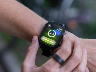 Eine Nahaufnahme einer Apple Watch, die einen Batteriestand von 86 % und eine Benachrichtigung über den Energiesparmodus anzeigt.