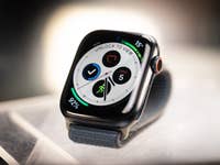 Apple Watch 9 in Graphit mit Sports-Loop-Armband