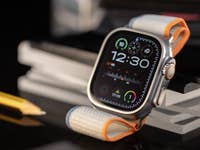 Apple Watch Ultra 2 seitliche Ansicht mit Standard-Watchface
