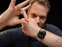 nextpit-Redakteur mit Apple Watch Ultra 2 und Fingerspitzen-Geste