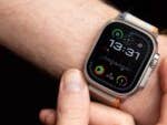 Apple Watch Ultra 2 am Arm, andere Hand betätigt Taste