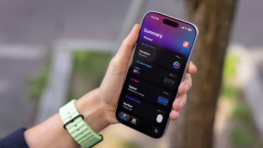 Eine Hand hält ein Smartphone, das Gesundheitszusammenfassungsdaten und eine Apple-Watch-Oberfläche zeigt.