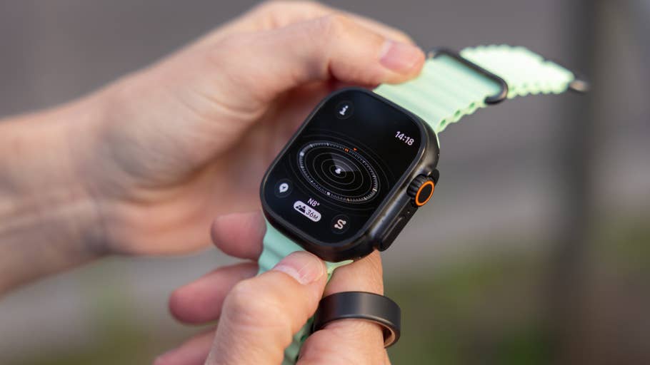Eine Person hält eine Apple Watch 3 Ultra, die eine Kompassschnittstelle zeigt.