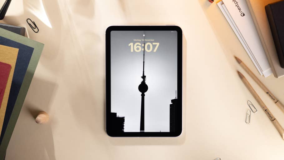 Apple iPad mini 7 (2024) von vorne auf einem Tisch