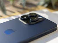 iPhone 15 Pro Max Detailaufnahme Blau