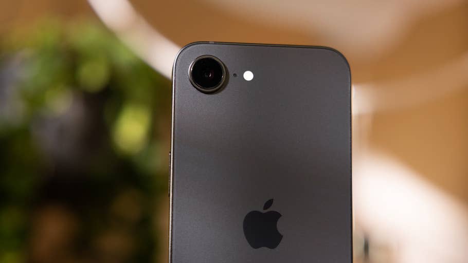 Nahaufnahme eines Apple iPhone 16e mit der Rückkamera und dem Apple-Logo.