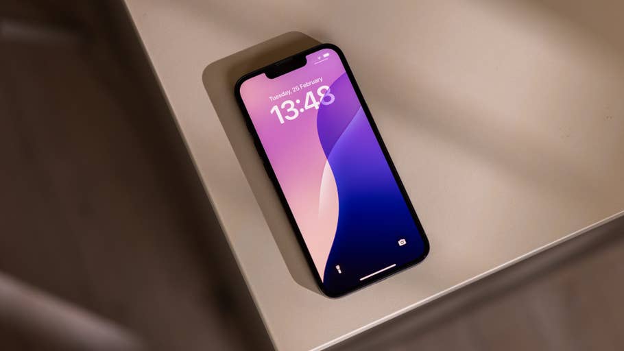 Ein Apple iPhone 16e liegt auf einem Tisch und zeigt die Uhrzeit 13:48 und das Datum 26. Februar.