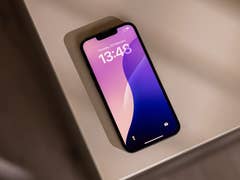 Ein Apple iPhone 16e liegt auf einem Tisch und zeigt die Uhrzeit 13:48 und das Datum 26. Februar.