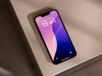 Ein Apple iPhone 16e liegt auf einem Tisch und zeigt die Uhrzeit 13:48 und das Datum 26. Februar.