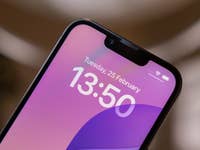 Nahaufnahme eines iPhone 16e, das die Uhrzeit 13:50 und das Datum Dienstag, 25. Februar anzeigt.