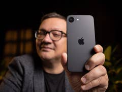 Eine Person hält ein Apple iPhone 16e und zeigt das Rückendesign mit dem Apple-Logo.