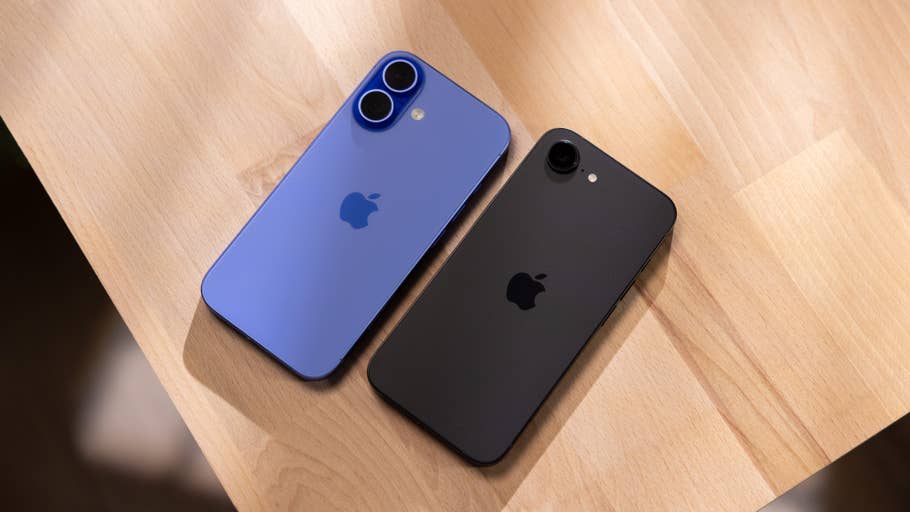 Zwei iPhones auf einer Holzoberfläche: ein blaues iPhone 16 und ein schwarzes iPhone 16e.