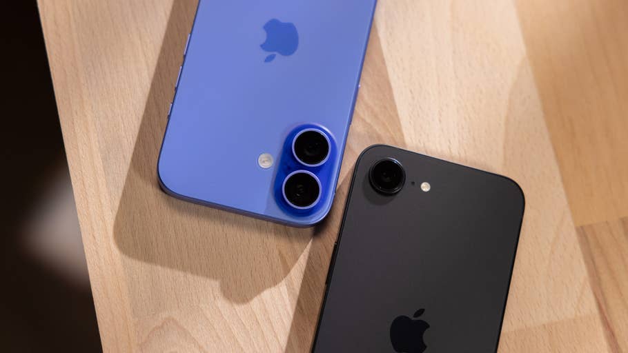 Zwei iPhones, eines in Blau und das andere in Schwarz, auf einer Holzoberfläche angezeigt.