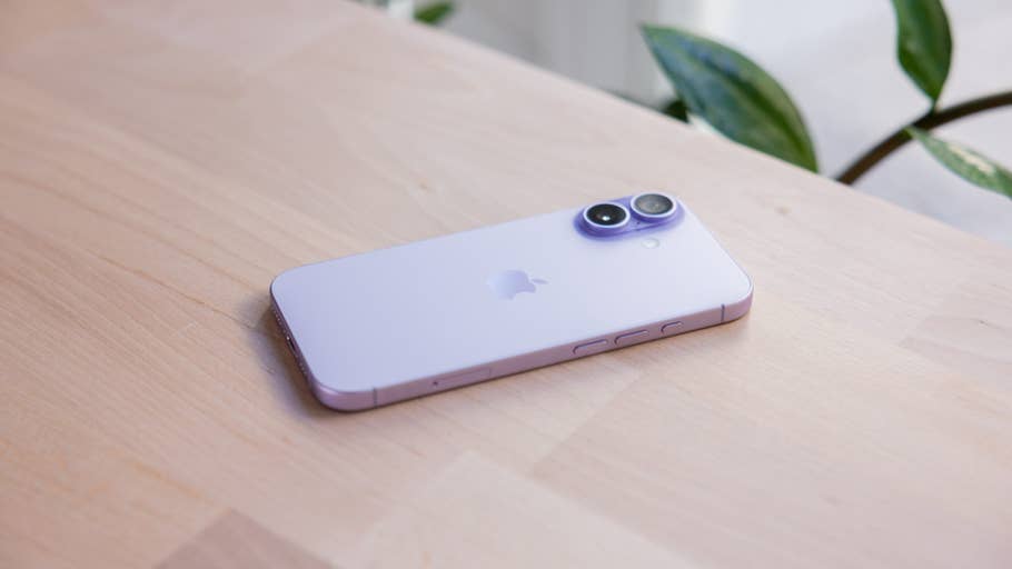 Ein lila Apple iPhone 17 liegt auf einer Holzoberfläche mit grünen Pflanzen im Hintergrund.