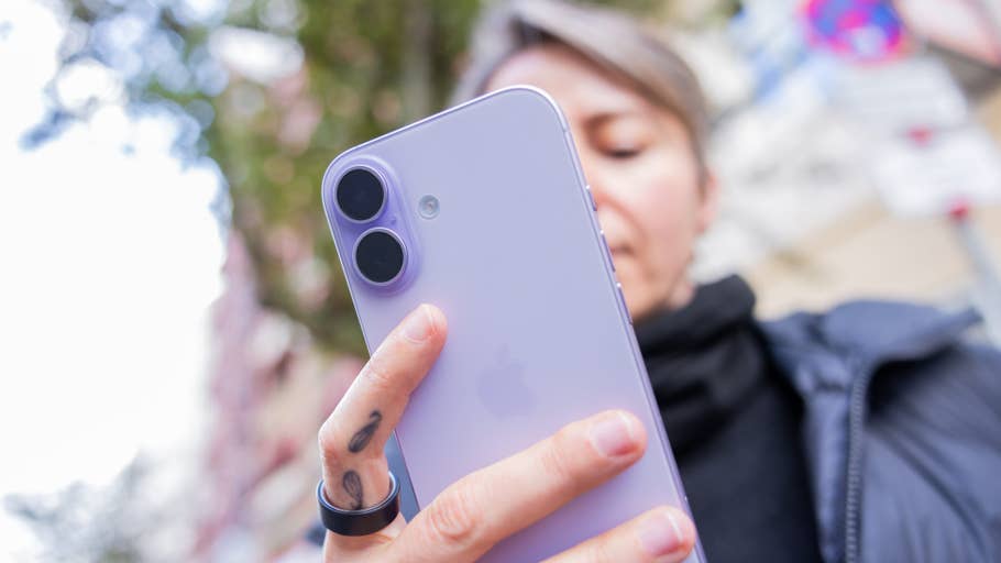 Eine Person hält ein lila Apple iPhone 17 und konzentriert sich auf seine Kamera-Features.