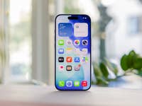 Ein iPhone 17 zeigt einen farbenfrohen Homescreen mit verschiedenen App-Symbolen und einem Wetter-Widget.