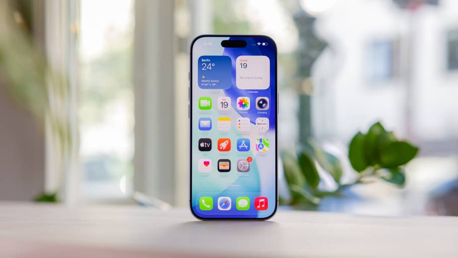 Ein iPhone 17 zeigt einen bunten Startbildschirm mit verschiedenen App-Symbolen und einem Wetter-Widget.