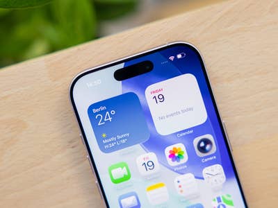 Nahaufnahme eines Apple iPhone 17, das das Wetter und den Kalender auf dem Display anzeigt.