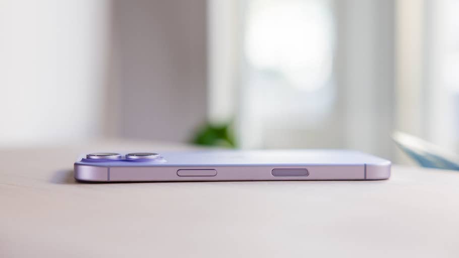 Seitenansicht eines Apple iPhone 17, das sein schlankes Design und die Dual-Kamera zeigt.