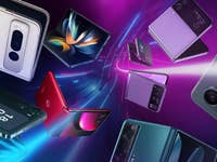 Verschiedene faltbare Smartphones vor einfarbigem Hintergrund