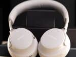 Bose QC Ultra in weiß auf einem Tisch