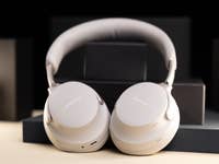 Bose QC Ultra in weiß auf einem Tisch