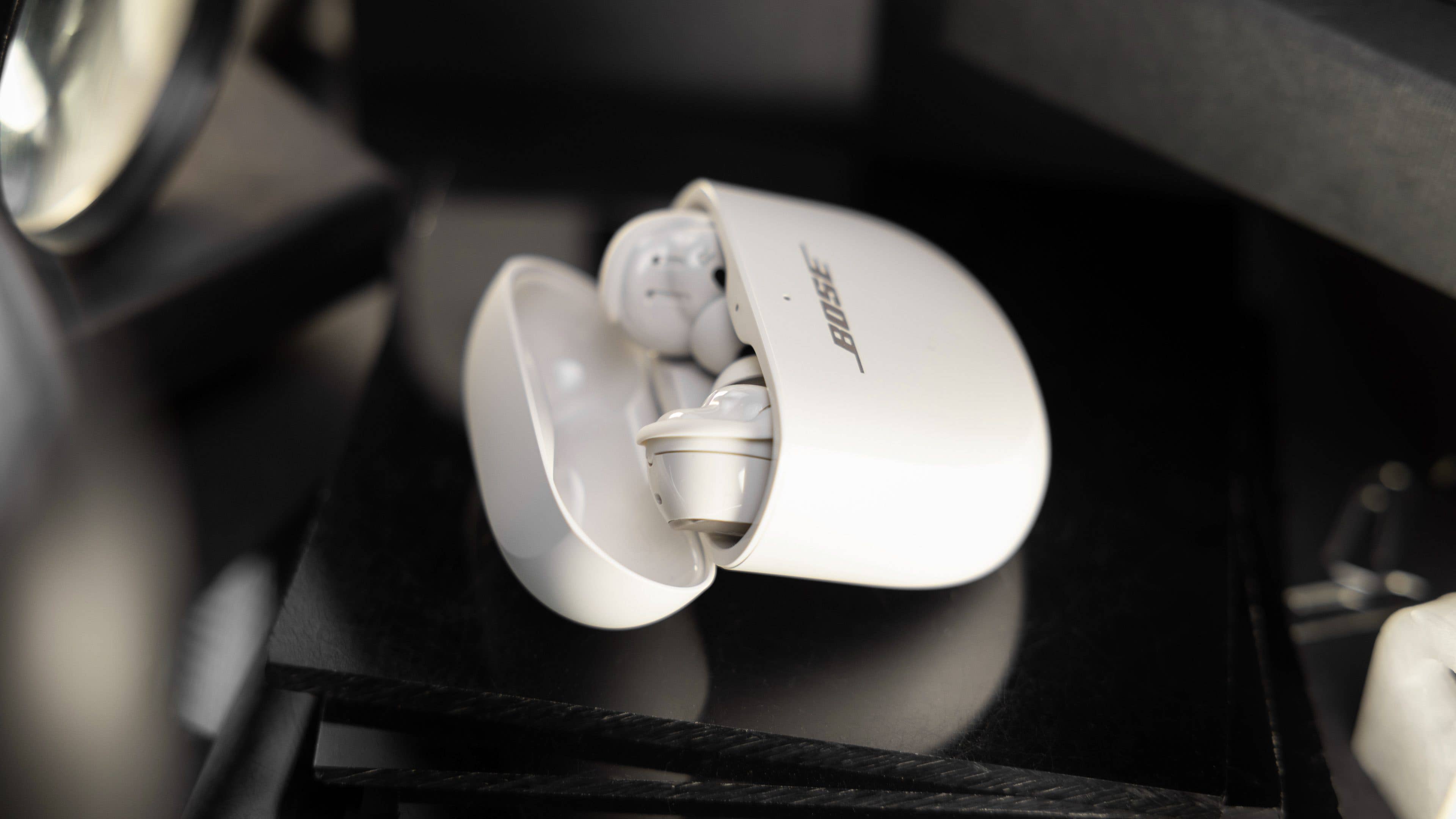 Die Bose QC Ultra Earbuds im Case in Nahaufnahme