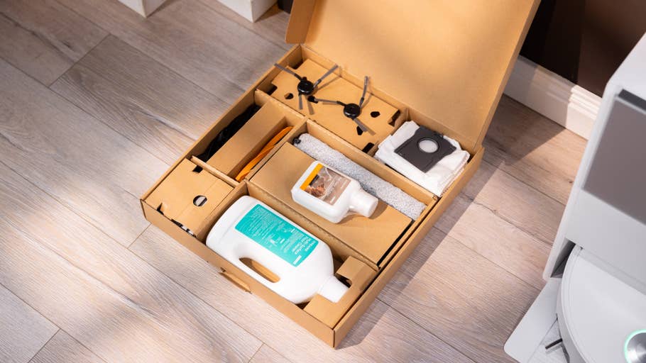 Eine ordentlich organisierte Box mit Reinigungsmitteln und Zubehör für den Dreame Aqua 10 Ultra Roller.