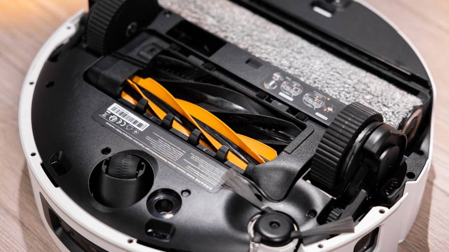 Nahaufnahme des Innenraums eines Dreame Aqua 10 Ultra Roller-Staubsaugers, der die Bürste und Komponenten zeigt.