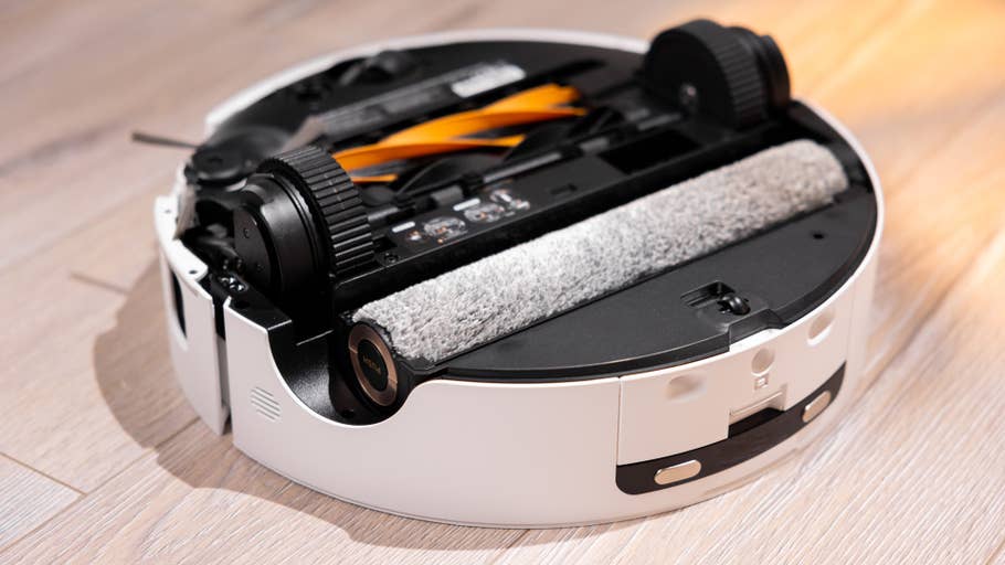 Nahaufnahme eines Dreame Aqua 10 Ultra Roller-Roboterstaubsaugers mit sichtbar grauer Reinigungsrolle und internen Komponenten.