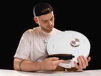 Dreame L40 Ultra in der Hand mit Tricut-Bürste