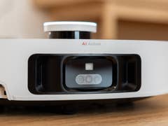Nahaufnahme des Dreame X50 Ultra Saugroboters mit einer AI Action-Taste und Kamera.