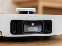 Nahaufnahme des Dreame X50 Ultra Saugroboters mit einer AI Action-Taste und Kamera.