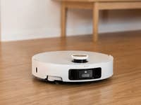 Ein Dreame X50 Ultra Saugroboter auf einem Holzboden.