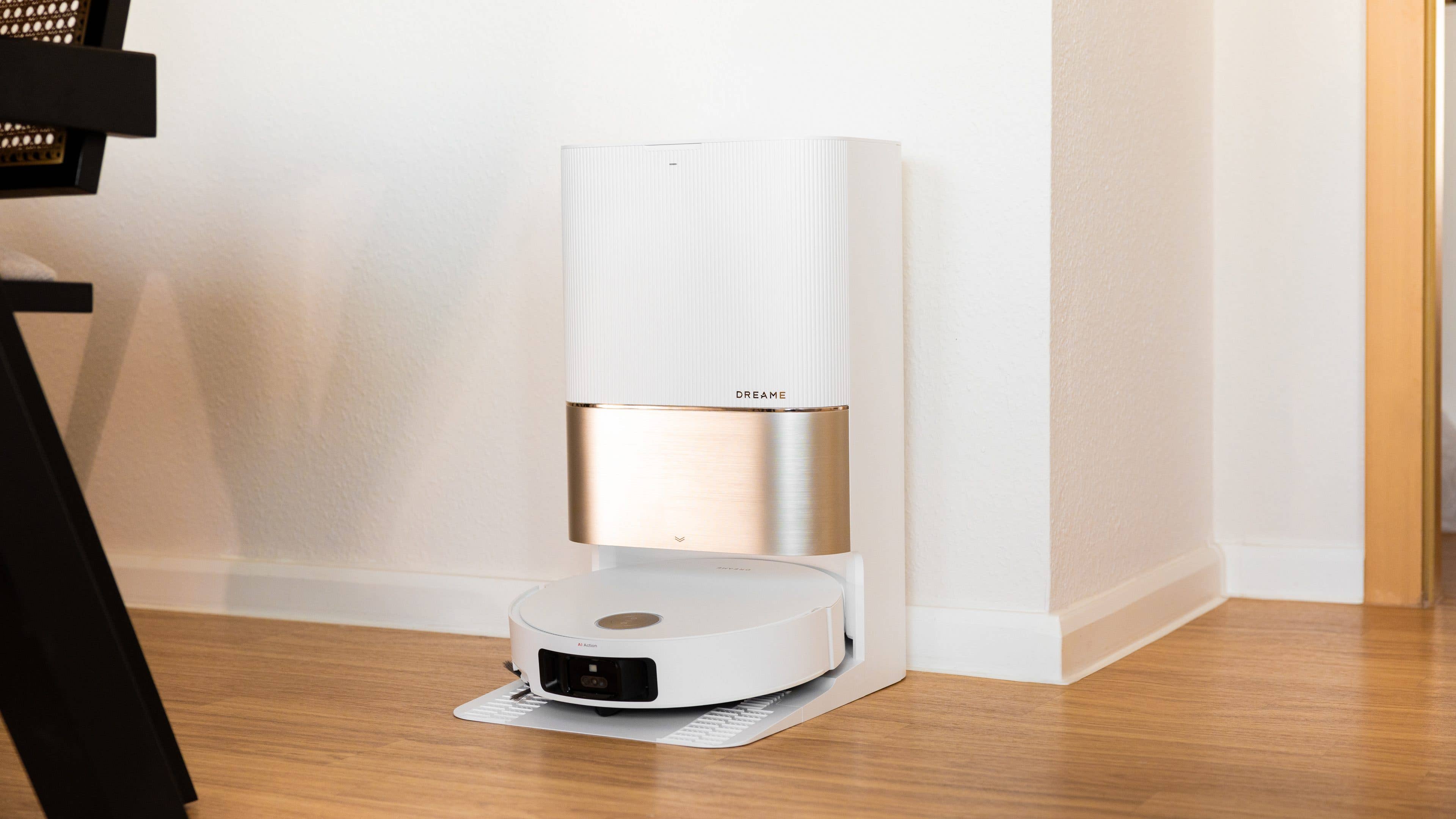 Ein Dreame X50 Ultra-Roboterstaubsauger, der an seiner Ladestation in einem modernen Innenraum angedockt ist.