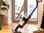 Eine Person wischt mit dem Dyson WashG1