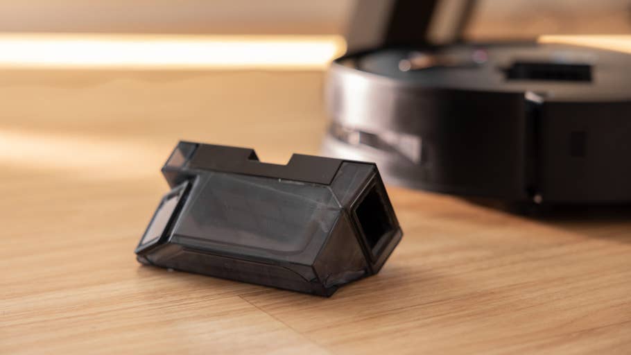 Ein schwarzes Ecovacs Deebot X8 Pro Omni-Teil auf Holzboden.