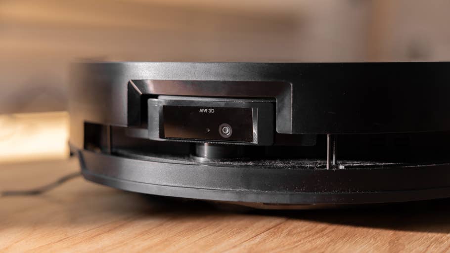 Nahaufnahme eines schwarzen Ecovacs Deebot X8 Pro Omni Saugroboters.