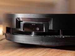 Nahaufnahme eines schwarzen Ecovacs Deebot X8 Pro Omni Saugroboters.