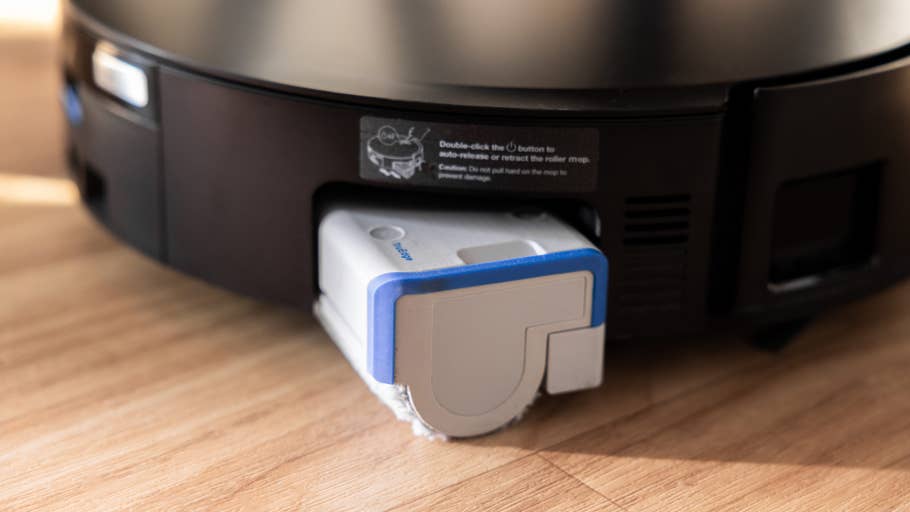 Nahaufnahme des Ecovacs Deebot X8 Pro Omni mit einer zurückgezogenen Rollermop.