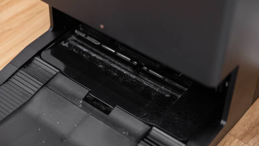 Nahaufnahme des Staubbehälters des Ecovacs Deebot X8 Pro Omni, der Schmutzablagerungen zeigt.