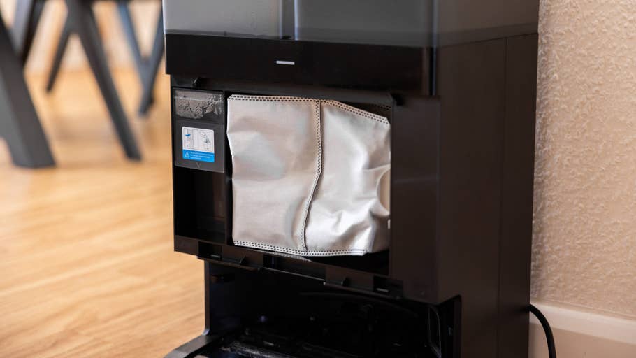 Nahaufnahme des Staubbehälters des Ecovacs Deebot X8 Pro Omni mit einem Filterbeutel.